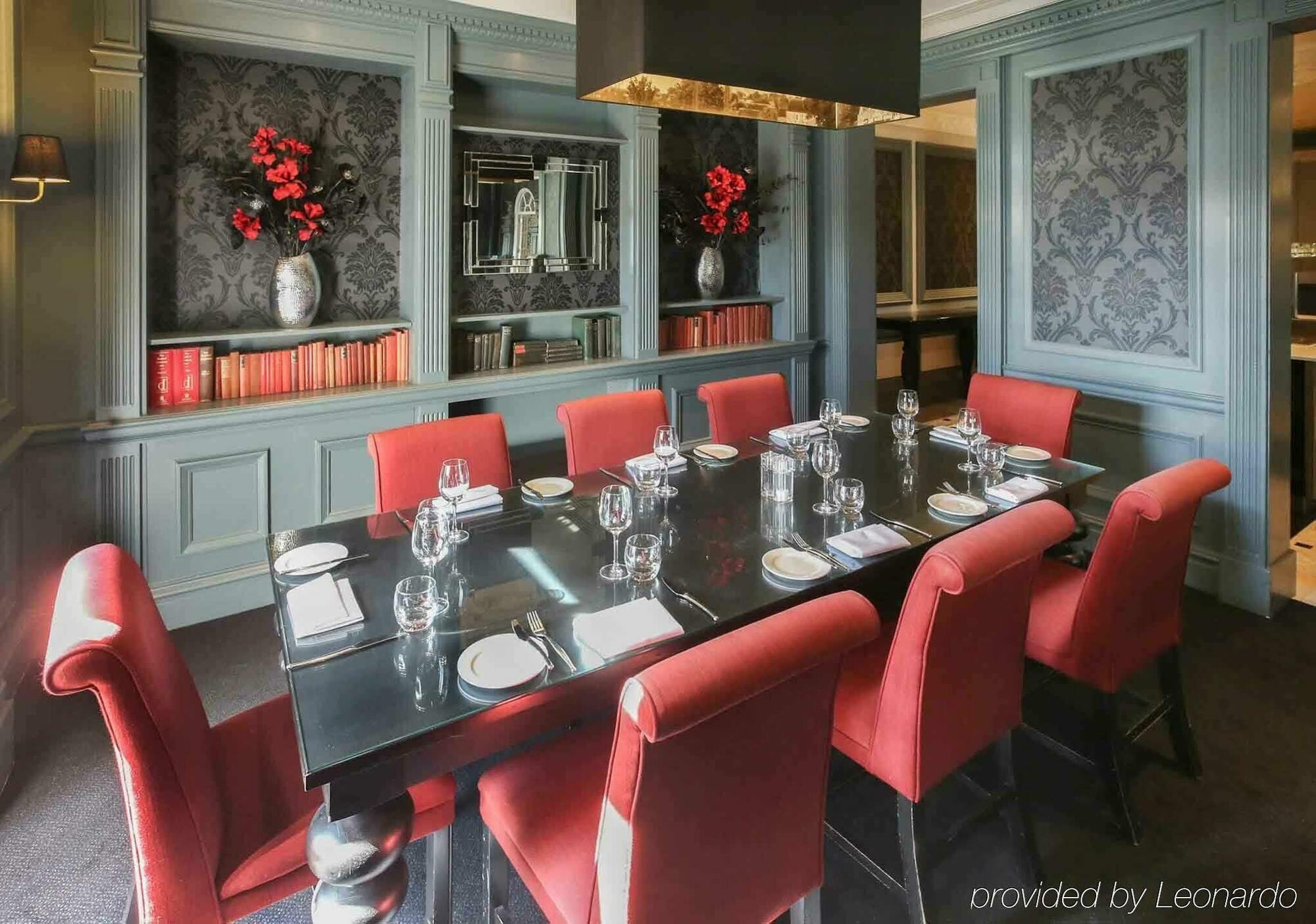 Mercure Southgate Hotel 4*