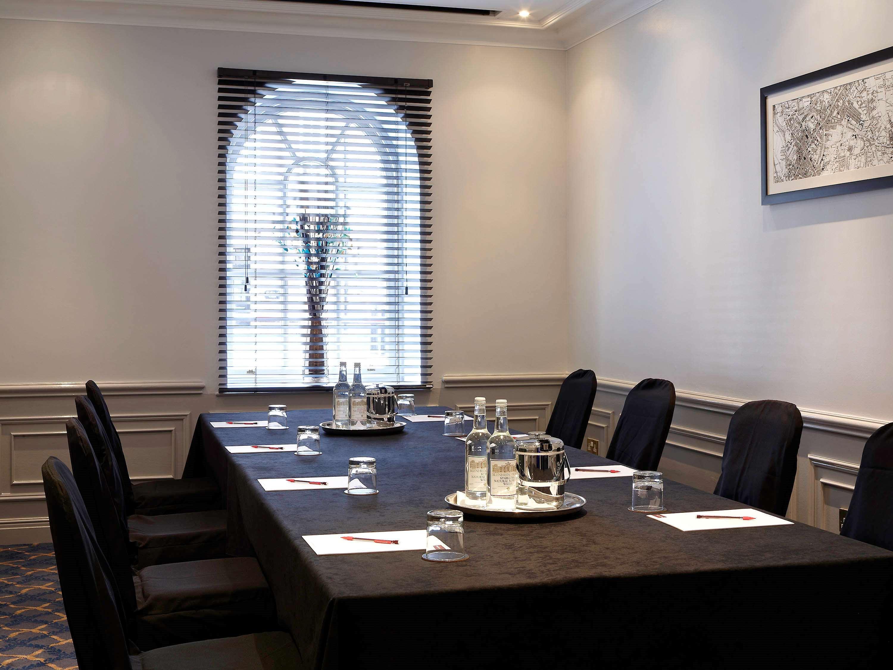 Mercure Southgate Hotel 4*